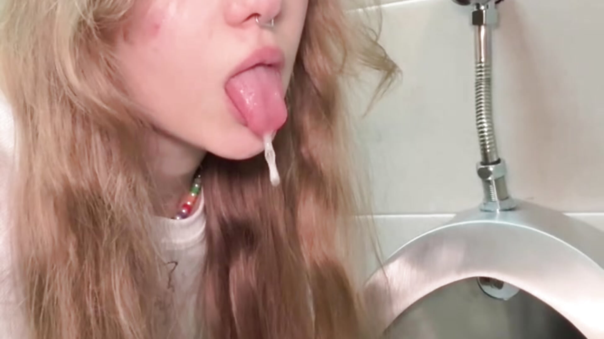 🚀crazy things in men's toilet🔞 drooling ahegao near urinals💥 - Vídeo de bambi_lu, modelo de vídeos