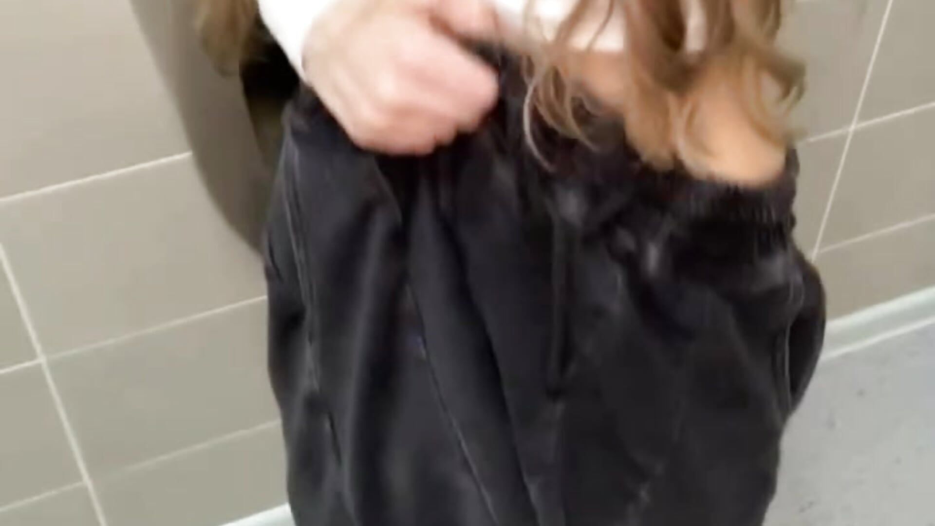 🚀crazy things in men's toilet🔞 show feet in socks near urinals💥 - Vídeo de bambi_lu, modelo de vídeos