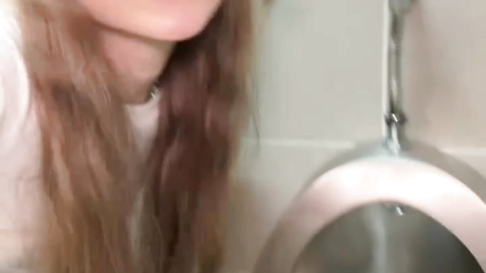 🚀crazy things in men's toilet🔞 drool saliva into urinal💥 - Vídeo de bambi_lu, modelo de vídeos