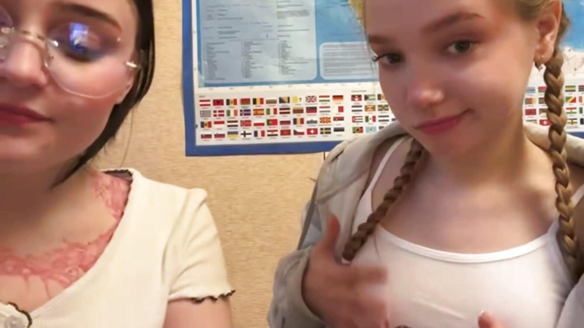 Lulu and little shy Arya at school📚🪑 - Vídeo de bambi_lu, modelo de vídeos