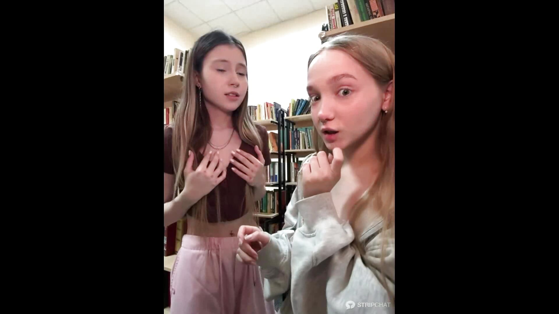 Nancy and Lulu: Lulu unzip a little Nancy's top + masturbate pussy while feel hard vibes 💦