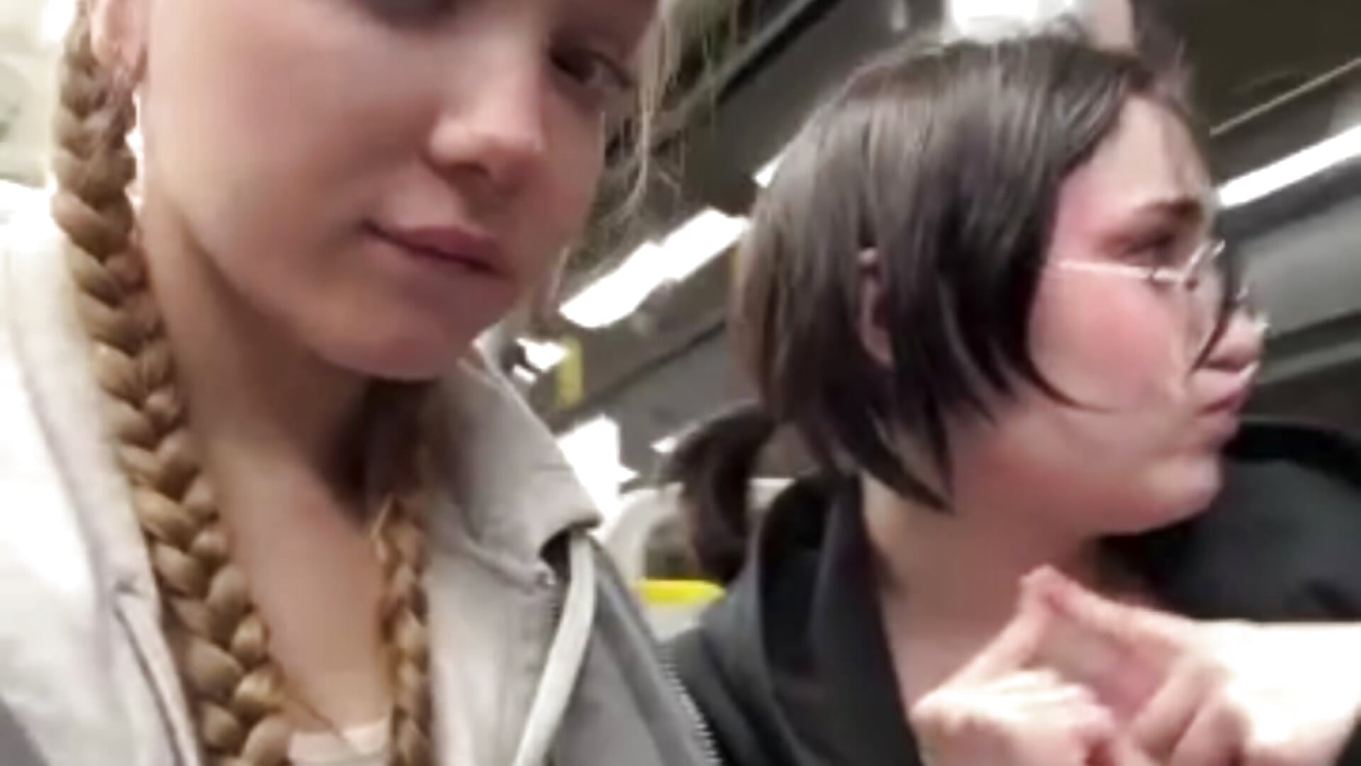 Arya streaming from the tram for first time with Lulu 🚌 - vídeo de bambi_lu modelo de câmara