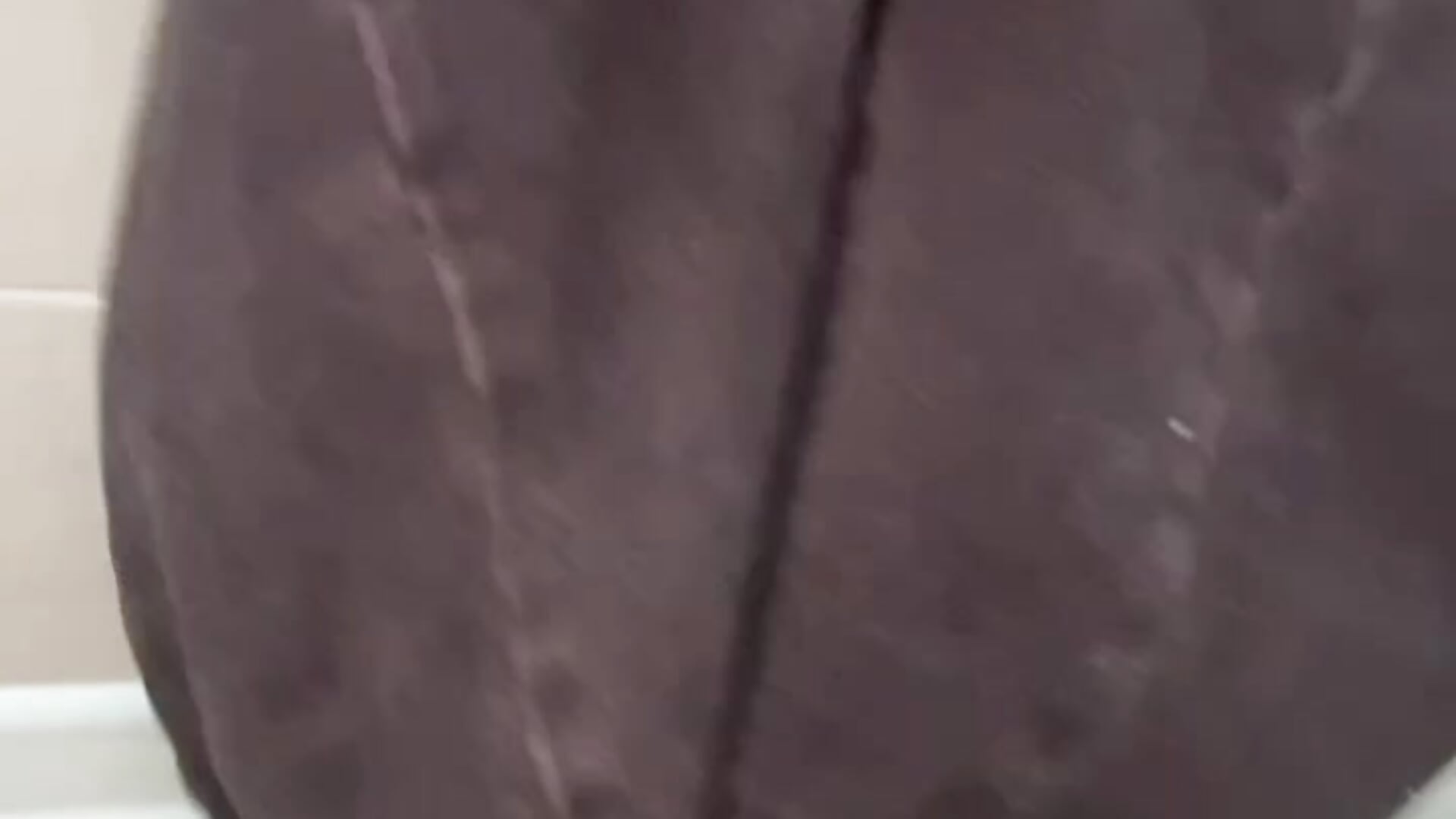 🚀crazy things in men's toilet🔞 walk near urinals in socks no boots💥 - Vídeo de bambi_lu, modelo de vídeos