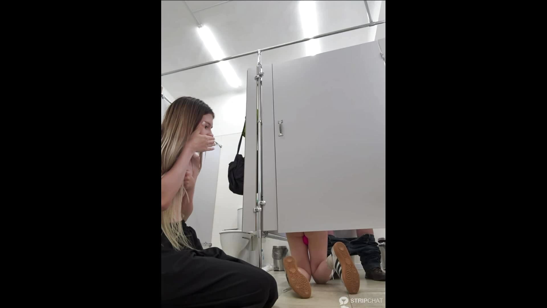 Nancy and Lulu: Nancy topless and Lulu naked in men's public toilet + Lulu got in stranger's toilet - video di bambi_lu modella di cam