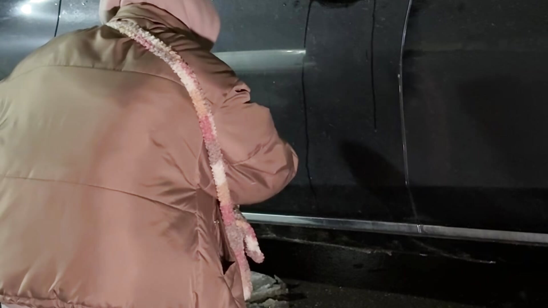 painting 🚨bambi_lu 500k🚨 on stranger's car－カメラキャストのbambi_luの動画