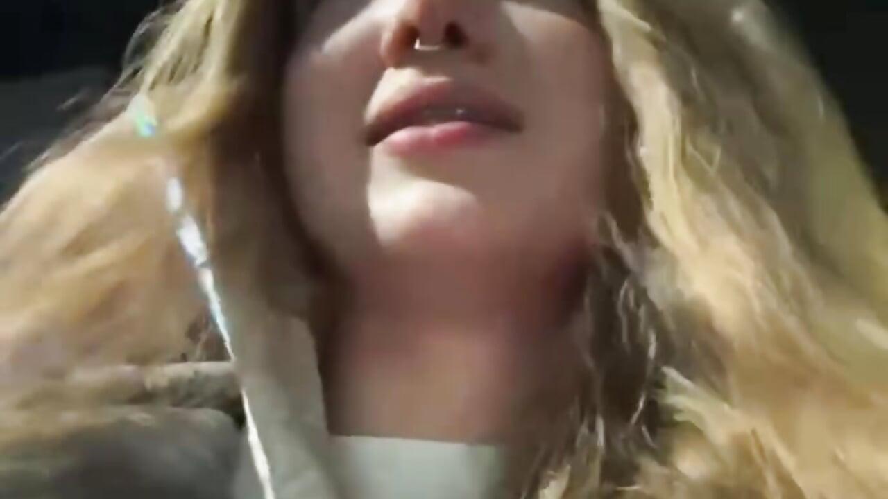 is it your phone?📞－カメラキャストのbambi_luの動画