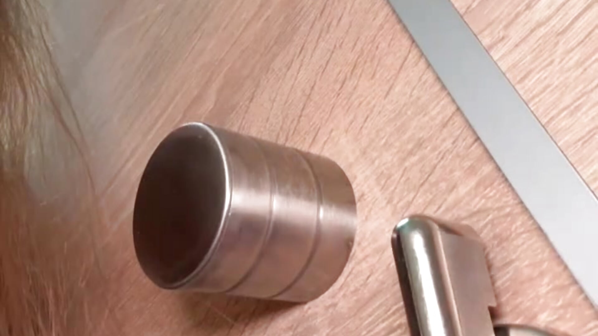 🚀crazy things in men's toilet🔞 go out and walk near urinals💥 - Vídeo de bambi_lu, modelo de vídeos