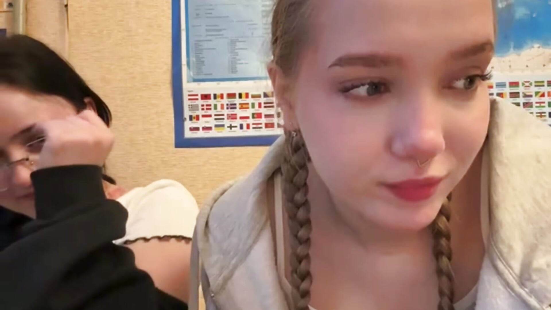 naughty Lulu force baby Arya to spy boobs in classroom🪑🍒 - Vídeo de bambi_lu, modelo de vídeos