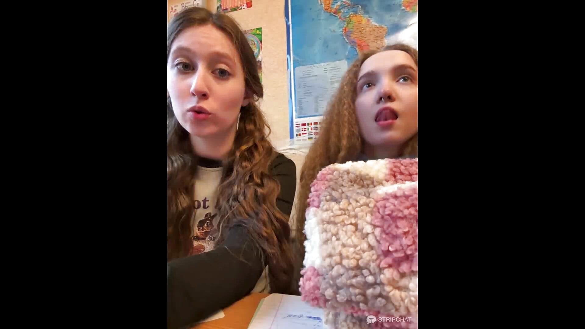 Anna and Lulu: Lulu risky take off top in classroom ✏️ - video by bambi_lu cam model