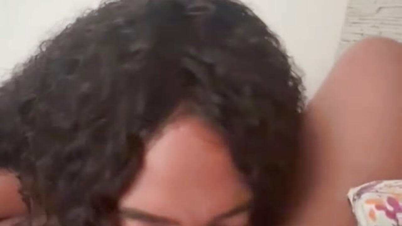 Chupando a buceta de 3kg da cunhada - video by Angel_preta cam model