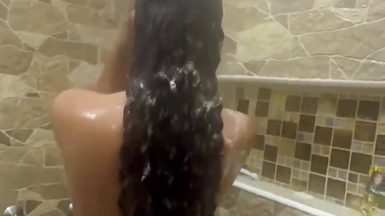 Spy on my hot shower🥵😍 - סרטון של danix_coruscans, דוגמן/ית מצלמה