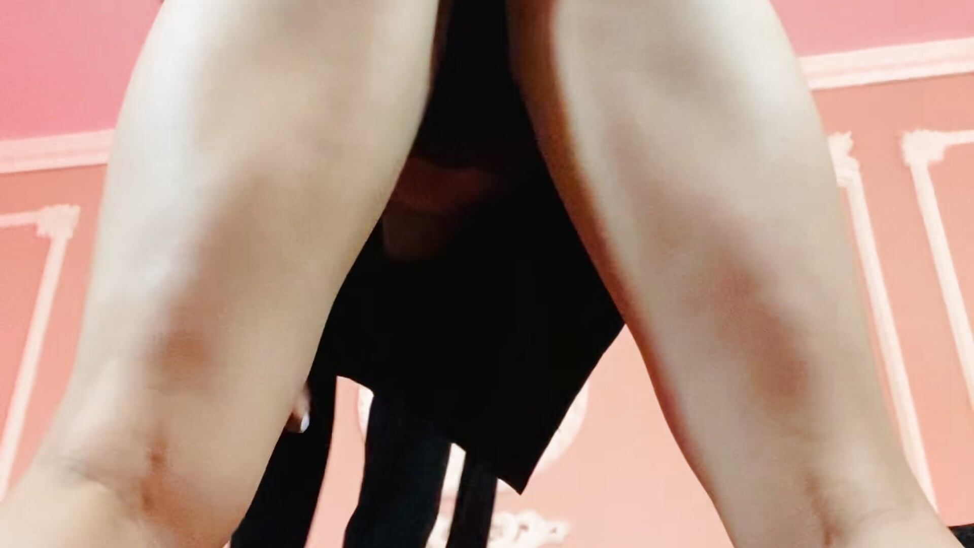 Enjoy of my long legs 🫦👄 - video by ArianaReynoldss cam model