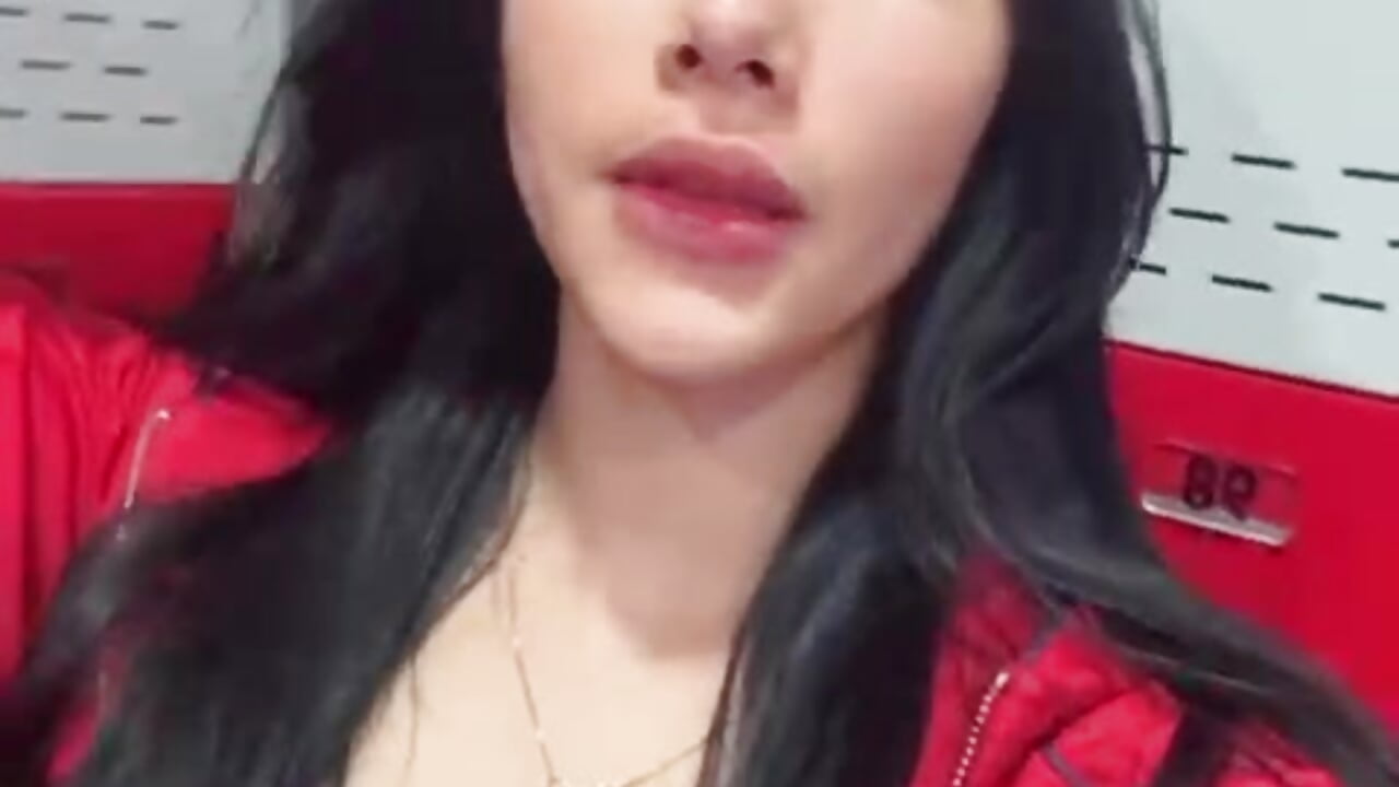 Gym day today… are you coming with me, or should I motivate you from here? 💪✨ - Vídeo de ArianaReynoldss, modelo de vídeos