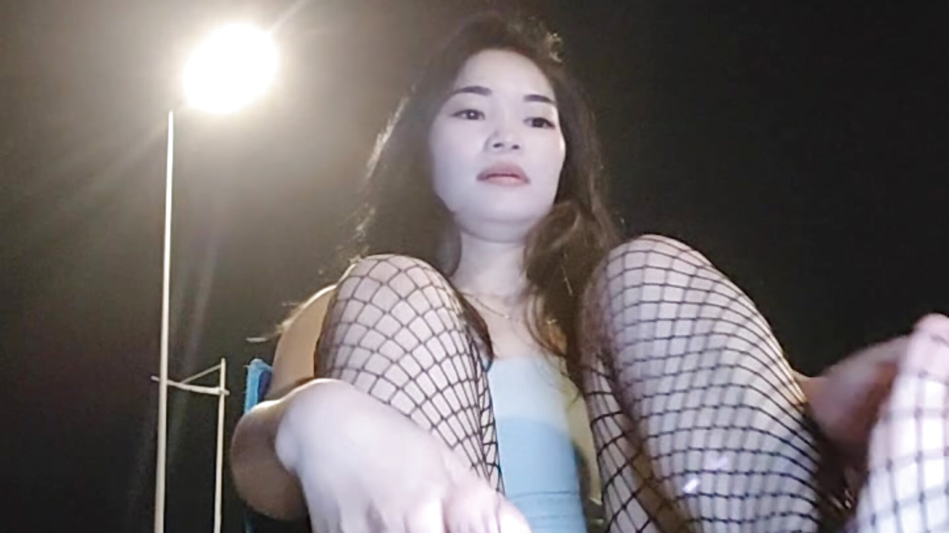 马路中间小粉塞震阴蒂M腿   穿性感网格丝袜 小穴粉嫩  风骚魅力 - video di AiBanana modella di cam