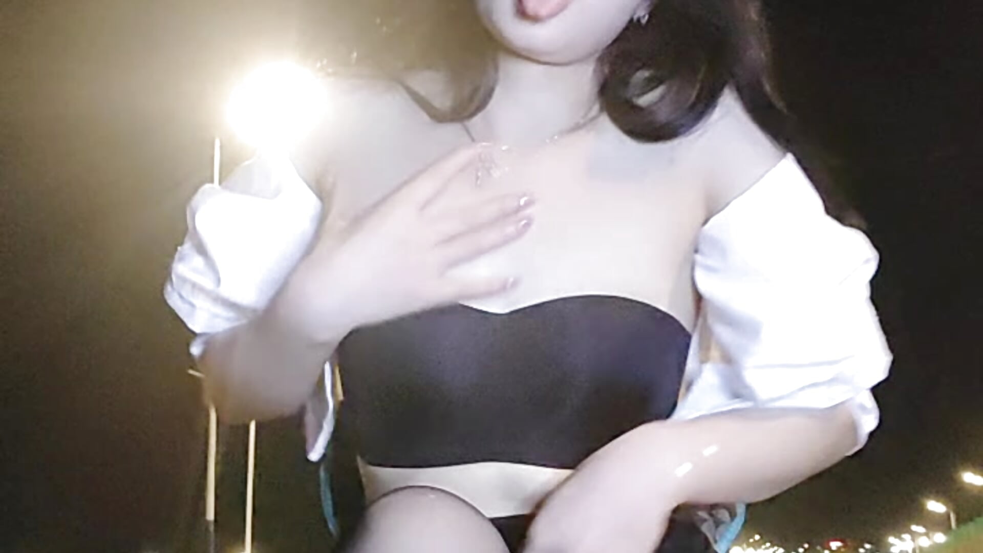 户外  马路上大尺度诱惑   太迷人了 - video di AiBanana modella di cam