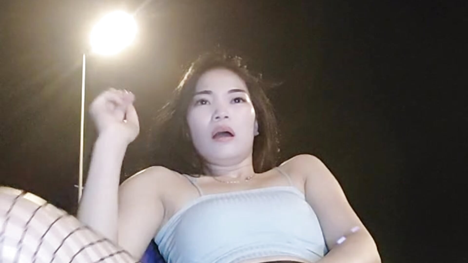 马路中间M腿   小穴粉嫩  超强诱惑力  风骚魅力 - video của người mẫu cam AiBanana