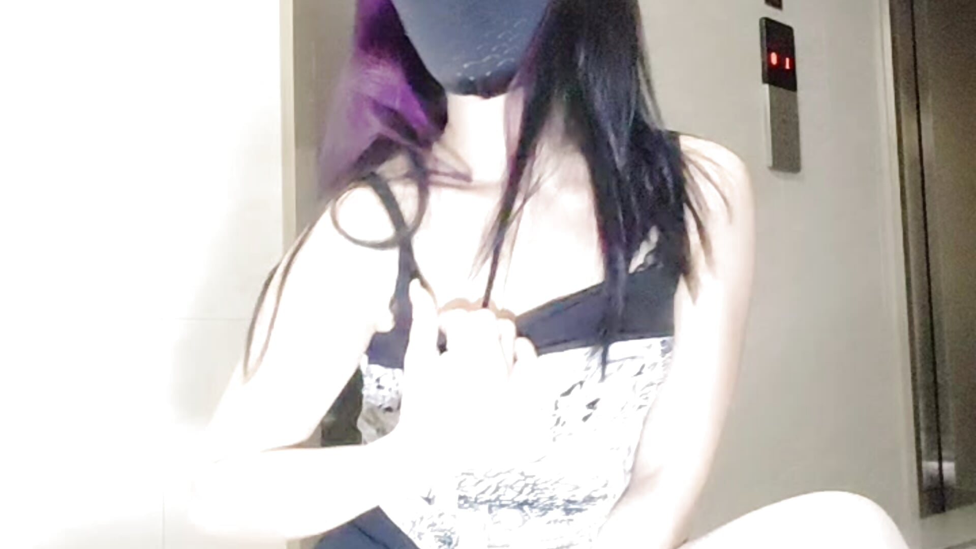 商场电梯门诱惑勾引 浪叫 太迷人了 - video của người mẫu cam AiBanana