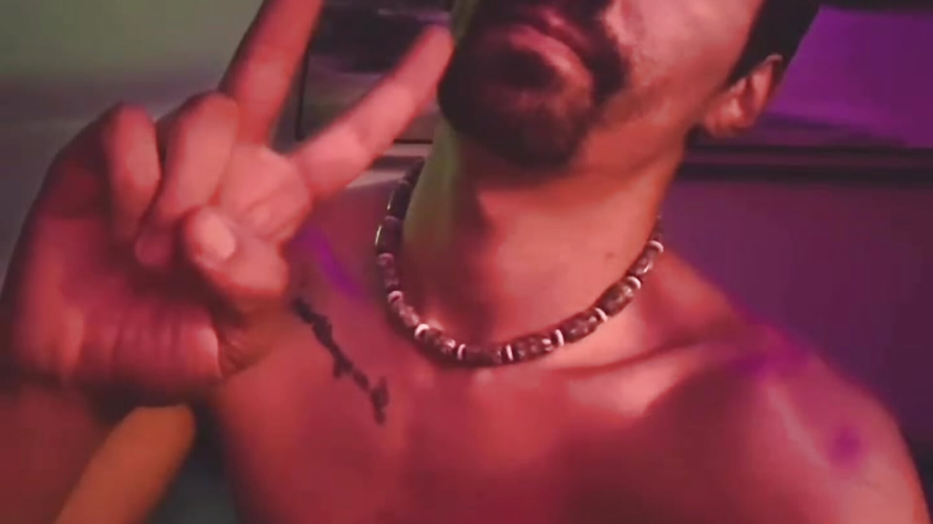 5C1985A5-8CE4-4254-8A01-598A39657E4F – video modela na kameri Moonrockd