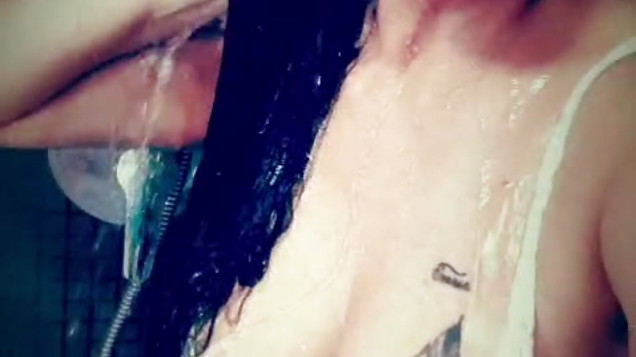 Maglietta bagnata🚿  doccia.🌊 - video oleh model kamera TZUNAMI1973