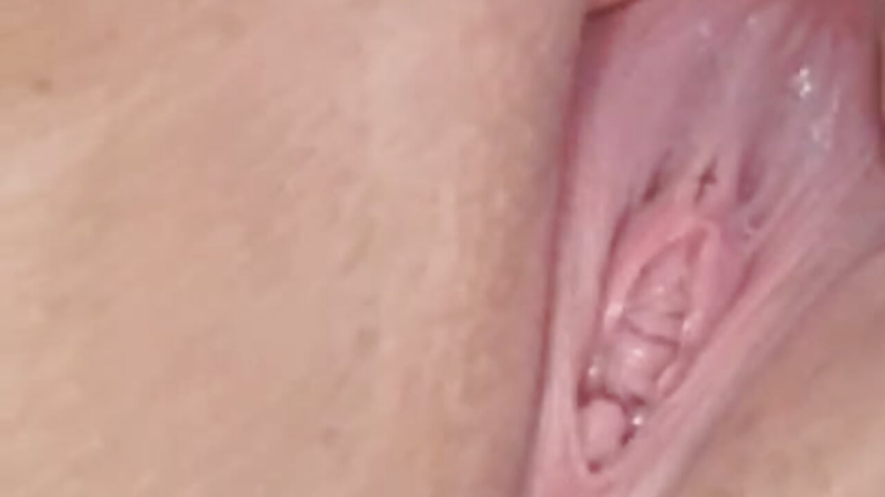 Playing with my delicious pink pussy - Vídeo de valentina-diiaz, modelo de vídeos