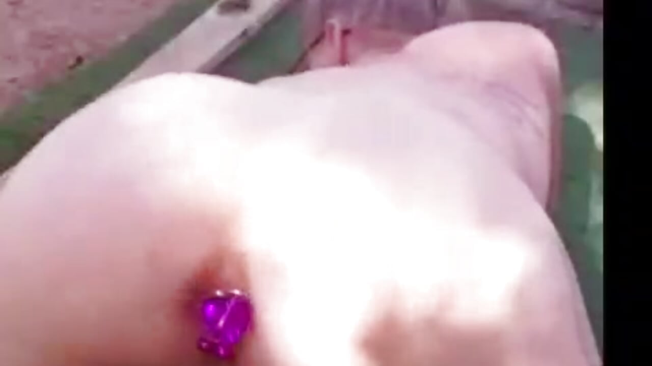 Doggy und XL Anal Plug! Schau mir zu, wie ich ihn mir langsam raus ziehe!