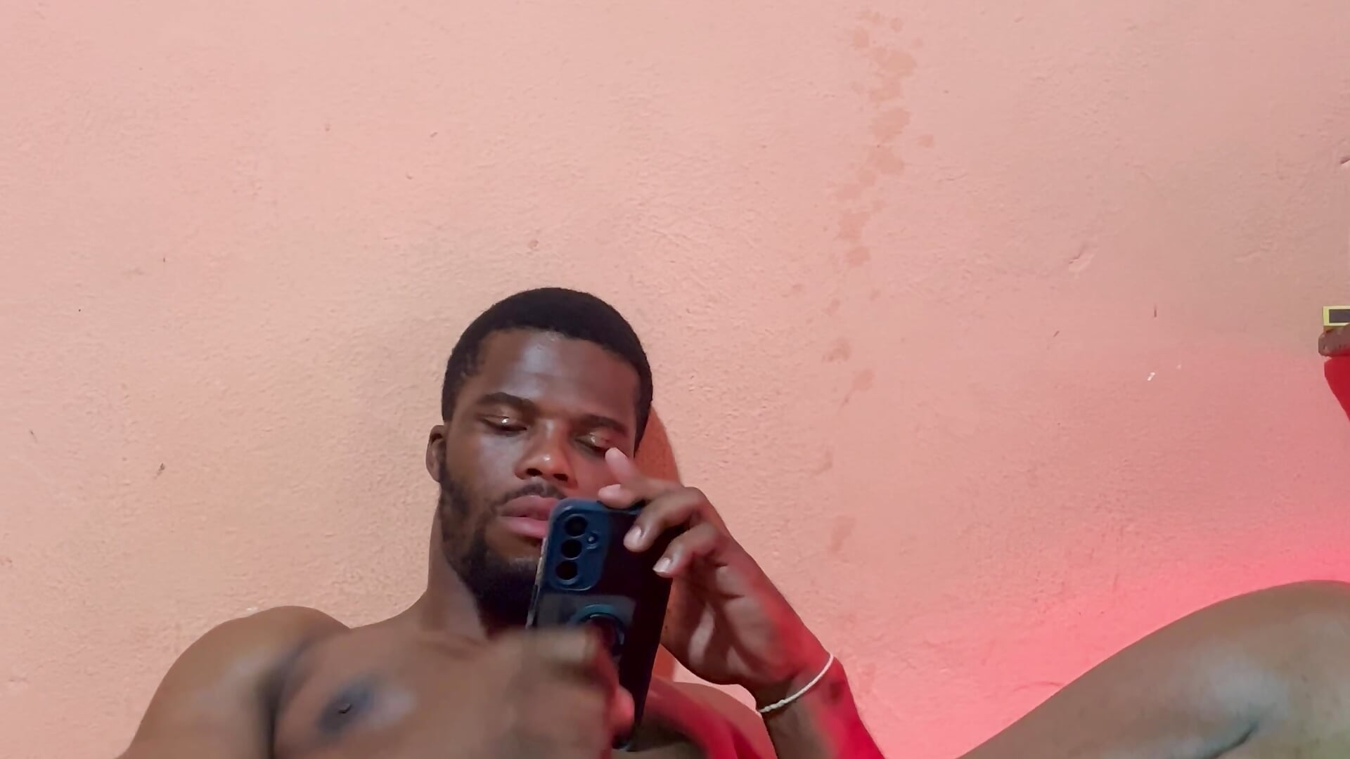 Cumming show without a mask