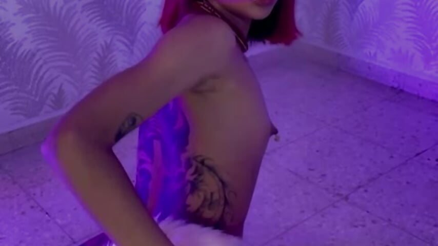 Riding dildo in the floor with plug tail - video của người mẫu cam Carmilla_