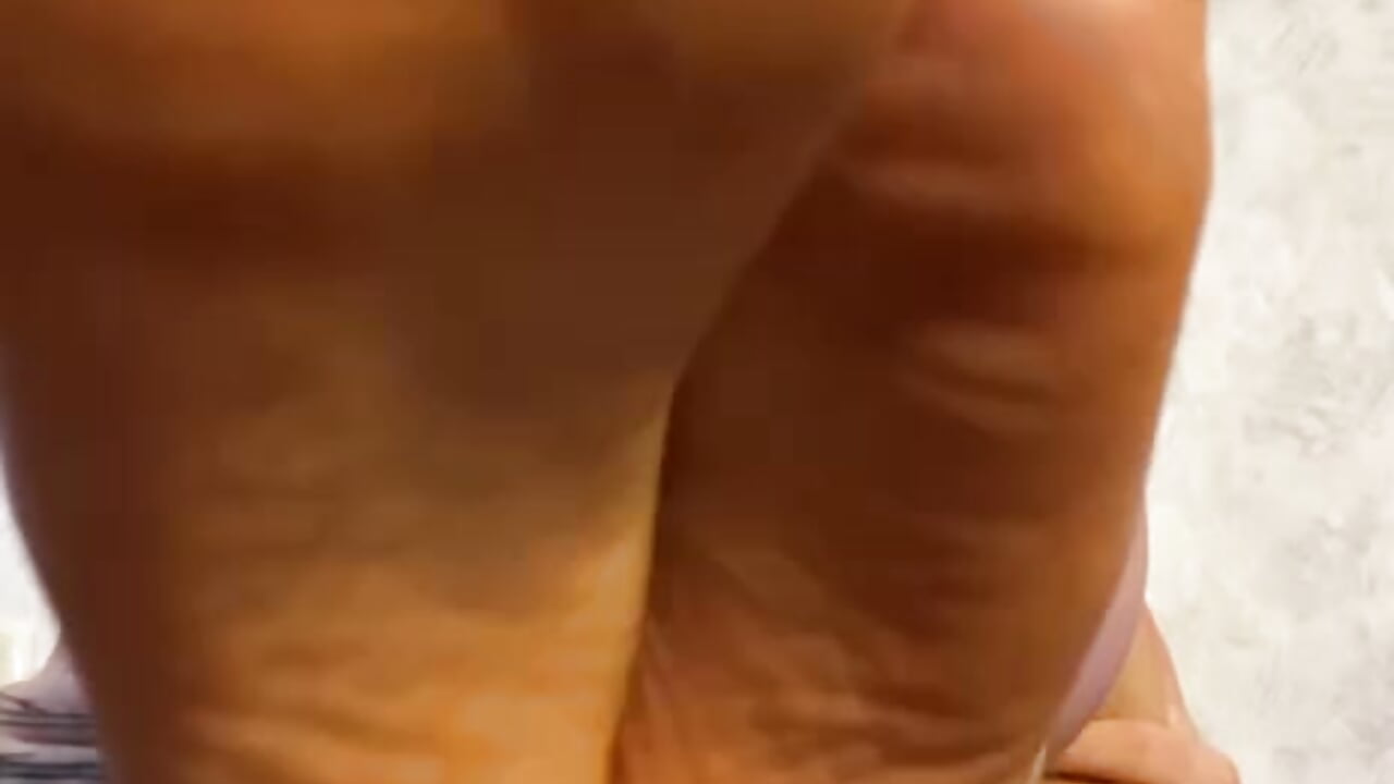 I like to jerk your dick with my feet. 🥵