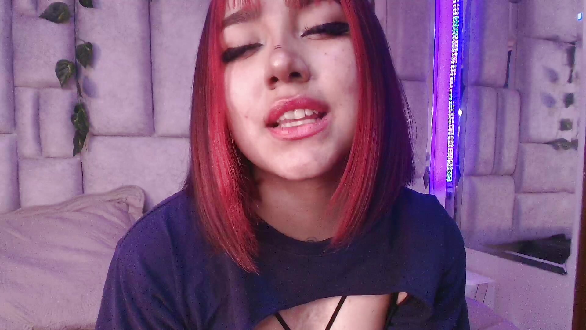 Naugthy tongue - video by sophievv cam model