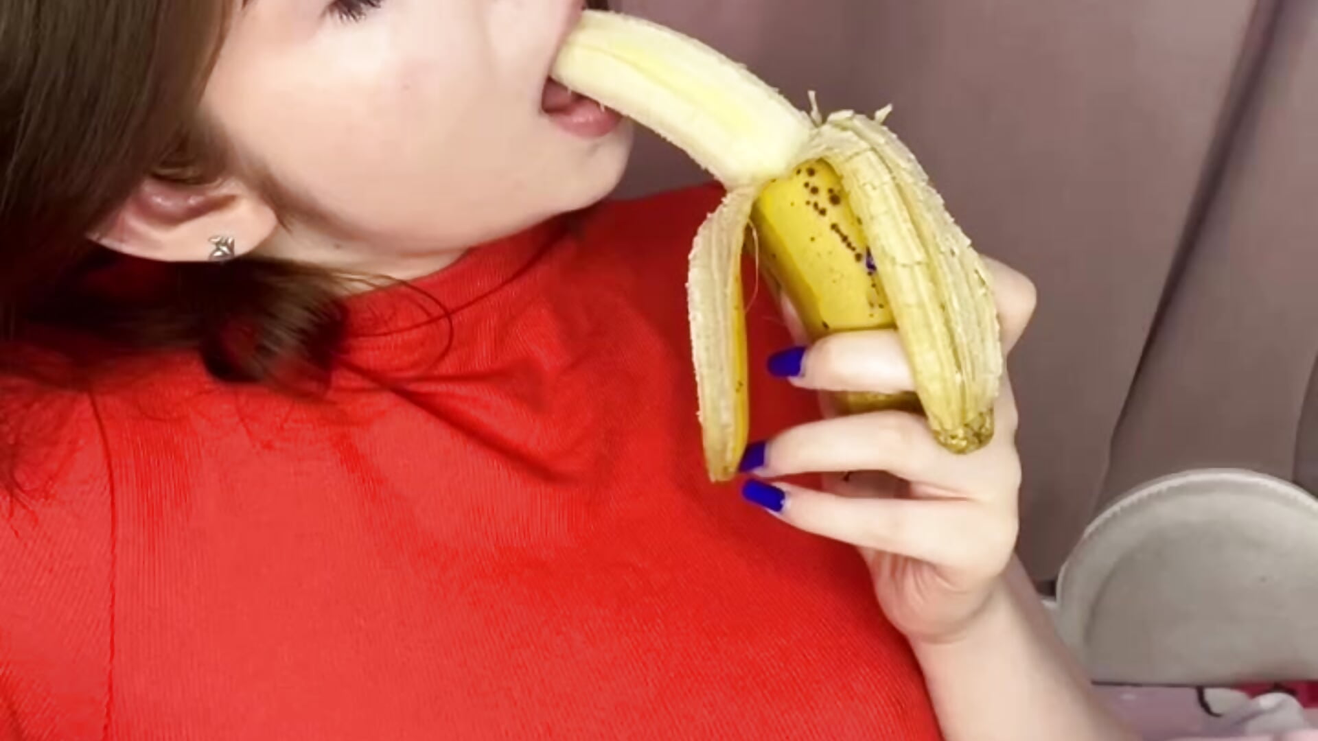 Swallow this banana - video by Nika_Whiter cam model