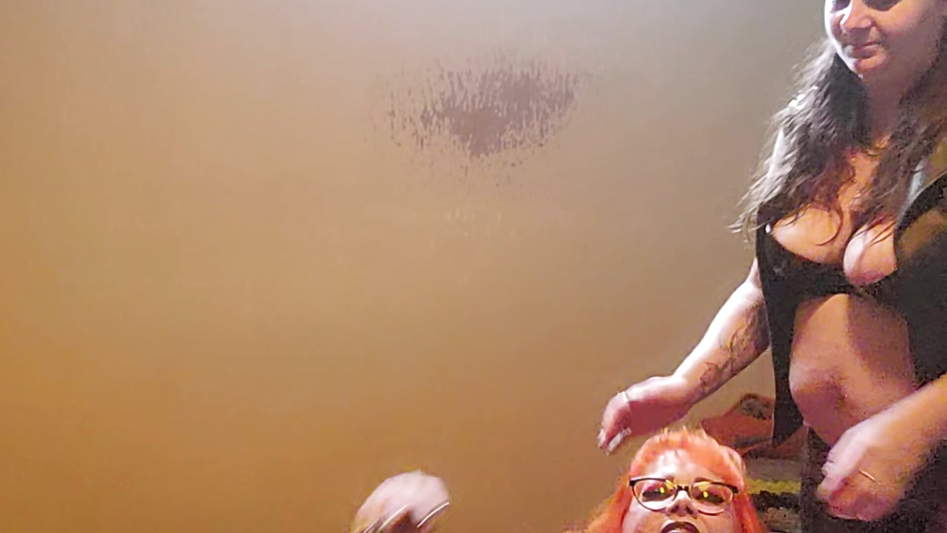 Domi Momi Dollface takes on Bella - video av Kinky_Witch cam-modell