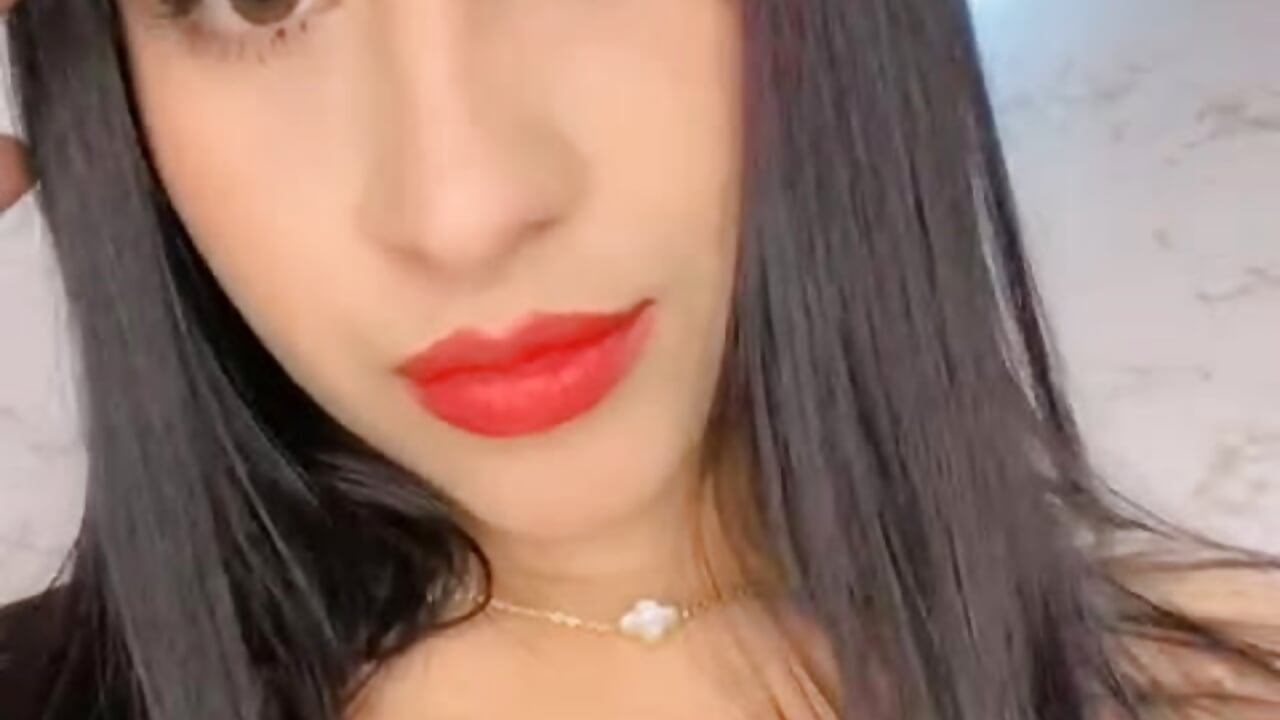 Taking care of my beautiful hair - video by DANDARA_THOM cam model