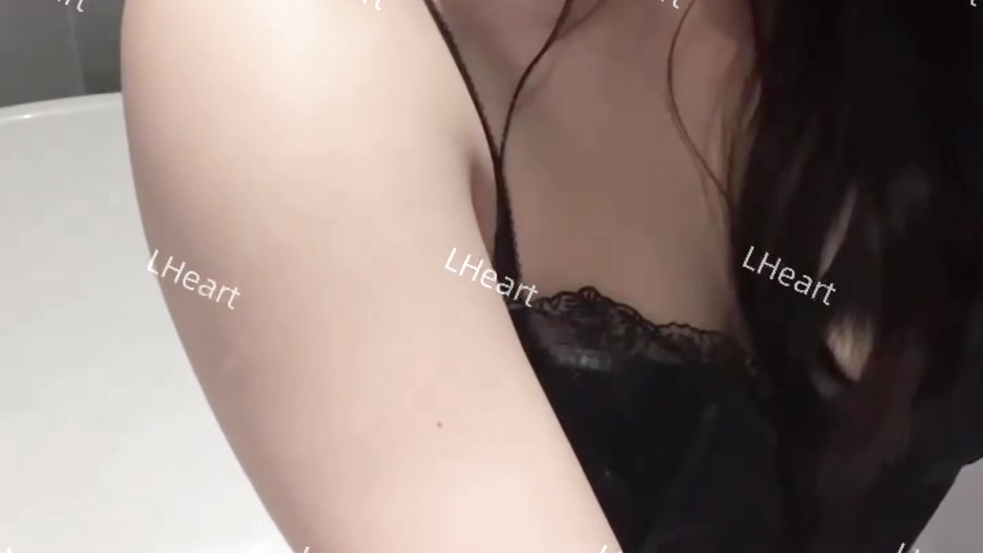 穿黑絲的寶寶在浴缸發騷＞＜