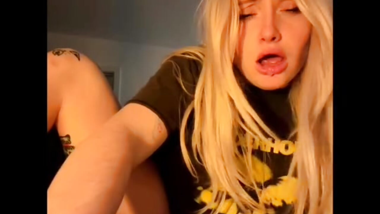 clip of my squirting in the kitchen 😇😇 - video by seeunexttuesday cam model