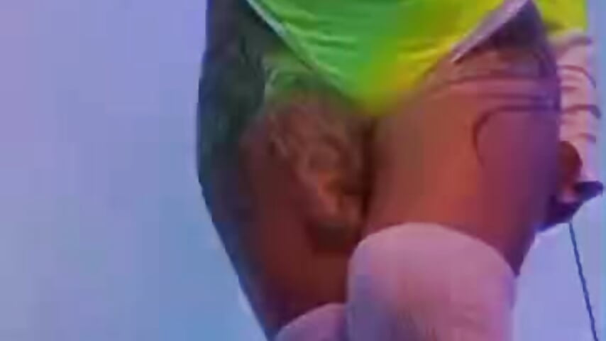 Sexy dance focus on my ass! 🍑🥵 - video oleh Yourwishisme_val kamera model