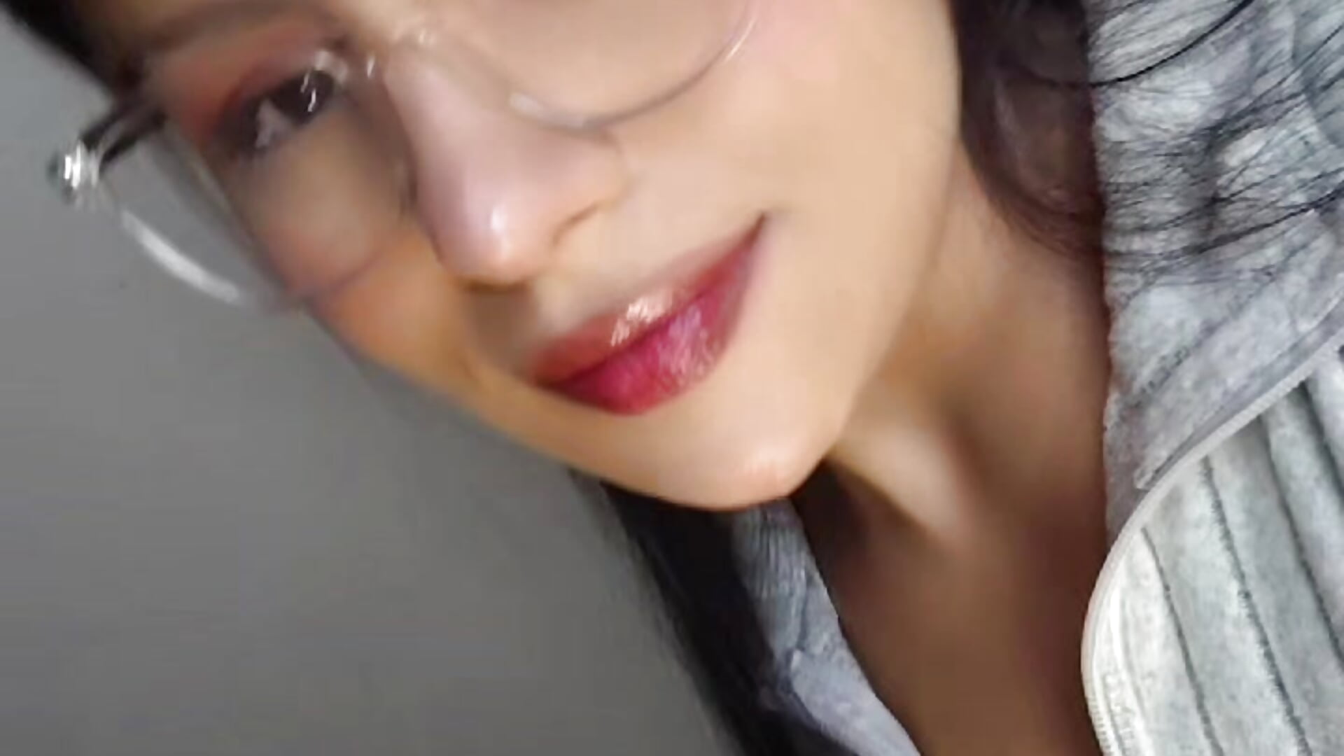 To have glasses is to have two personalities 😃 - sasha_roldann 캠 모델의 동영상