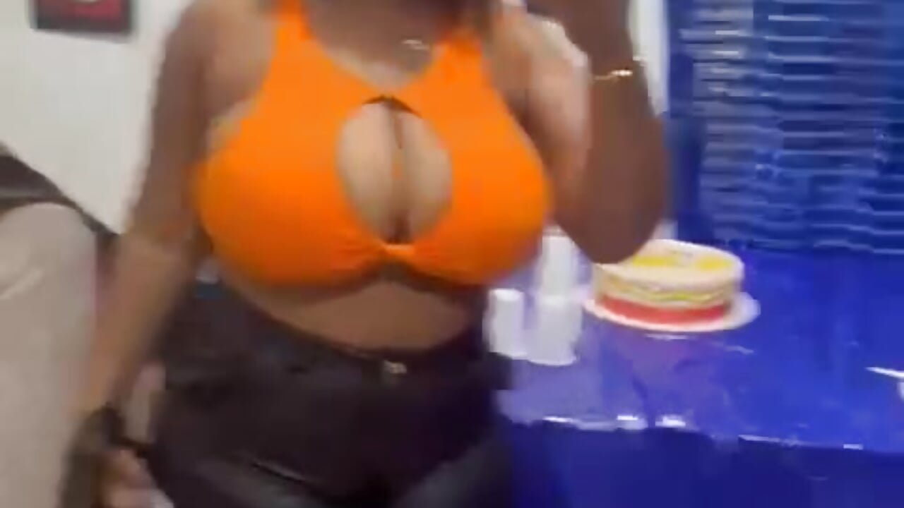 a beautiful brunette 🥵🔥💋 - Vídeo de Kenishax_, modelo de vídeos