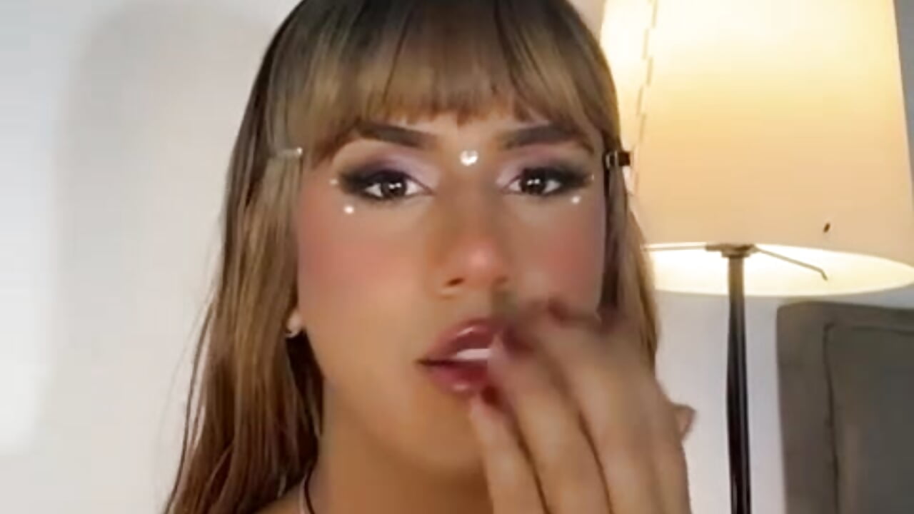 feed hoy 2 - video by queen-alexa cam model