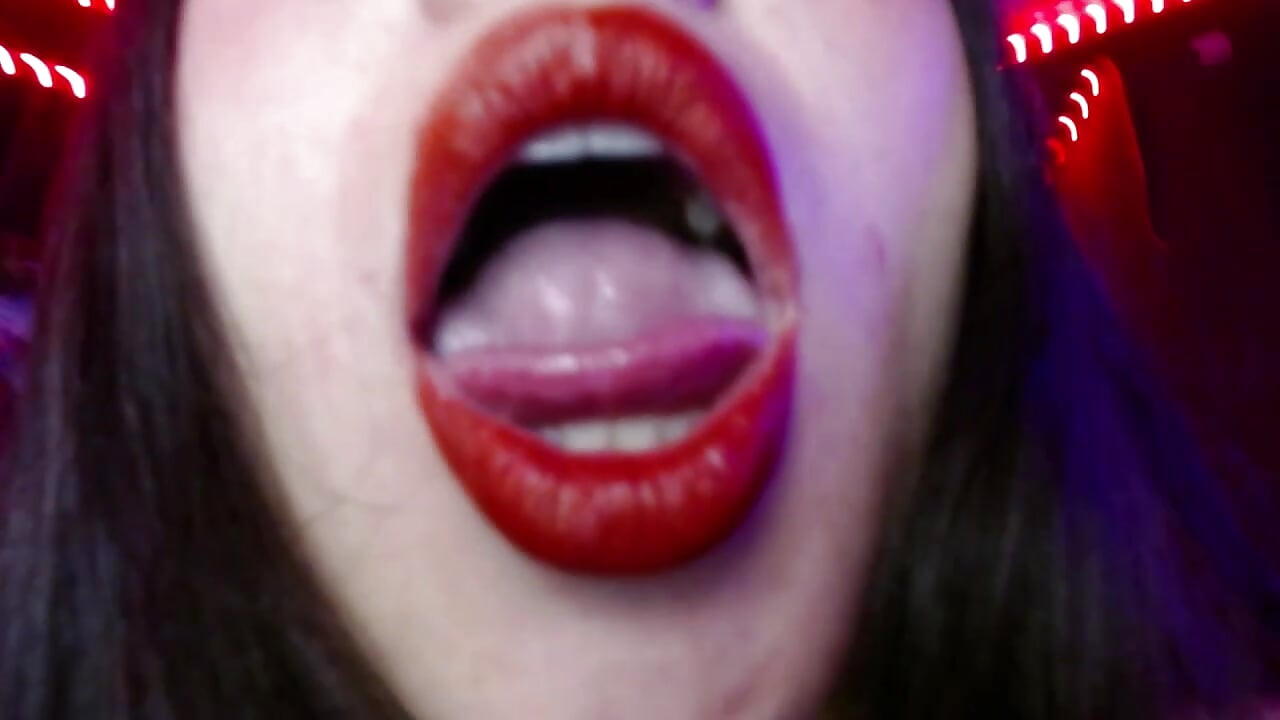 Explore my mouth and watch as I fill the glass with my slaiva while I suck your cock🤤