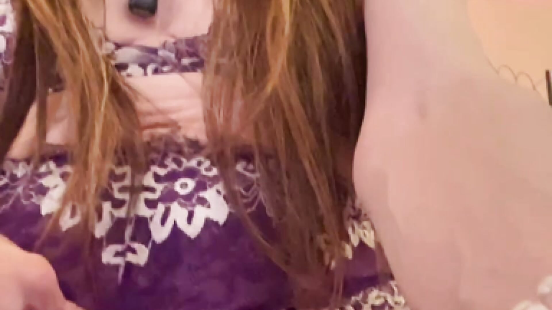 Under the desk - Onlyniki主播的视频