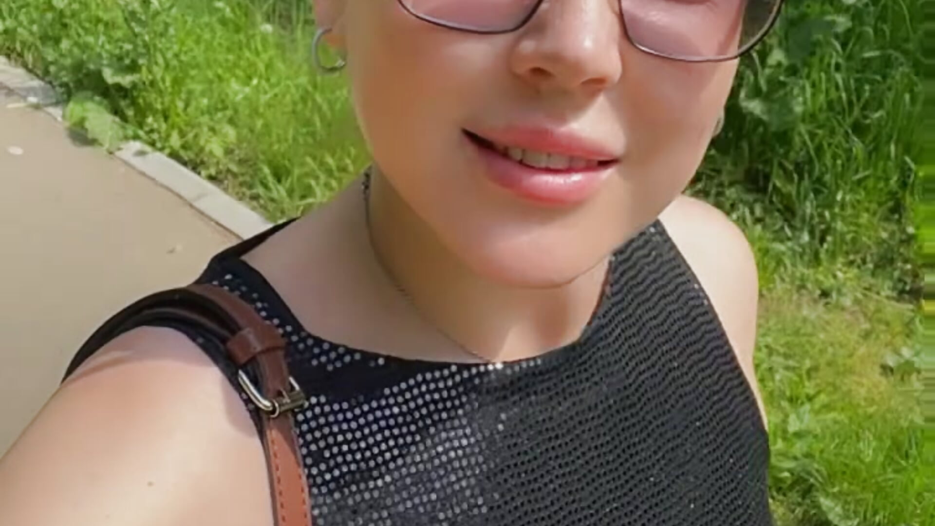 A walk in the park. Subscribe to my fan club to see more of my explicit content - video di BethSun modella di cam