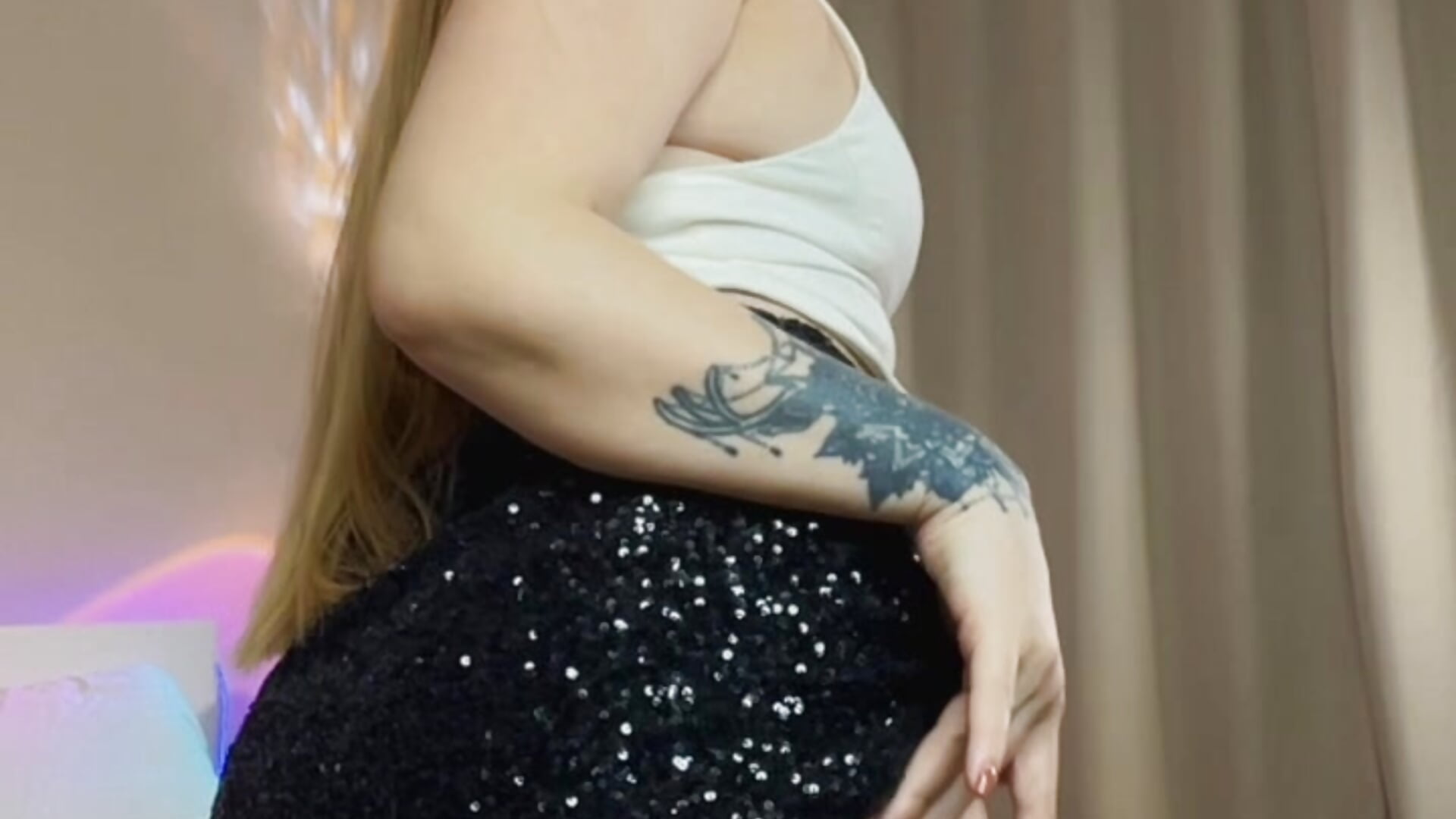 Touch my tender buns🍑 - video di BethSun modella di cam