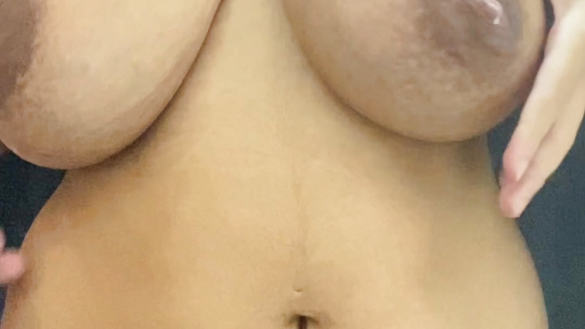 Leitinho materno pra vocês 😋 - vídeo de Mirella_Oliveira modelo de câmara