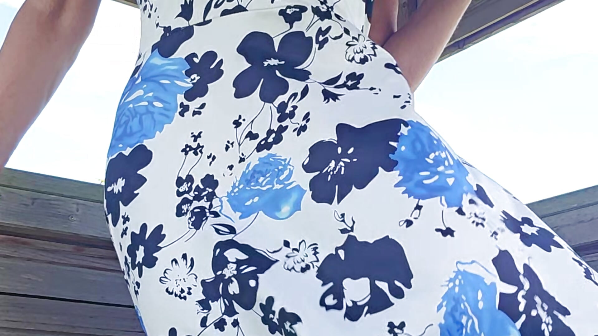 Uuups, Dach im Weg oder ich zu groß 🤪 - vídeo de la modelo de cam HotWifeLyn68