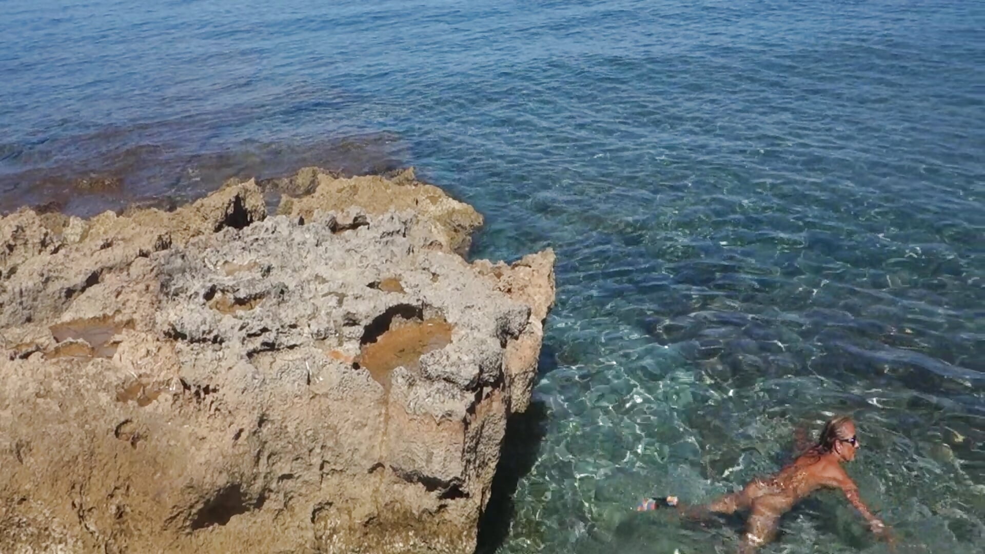 Nackte Wassernixe im Meer