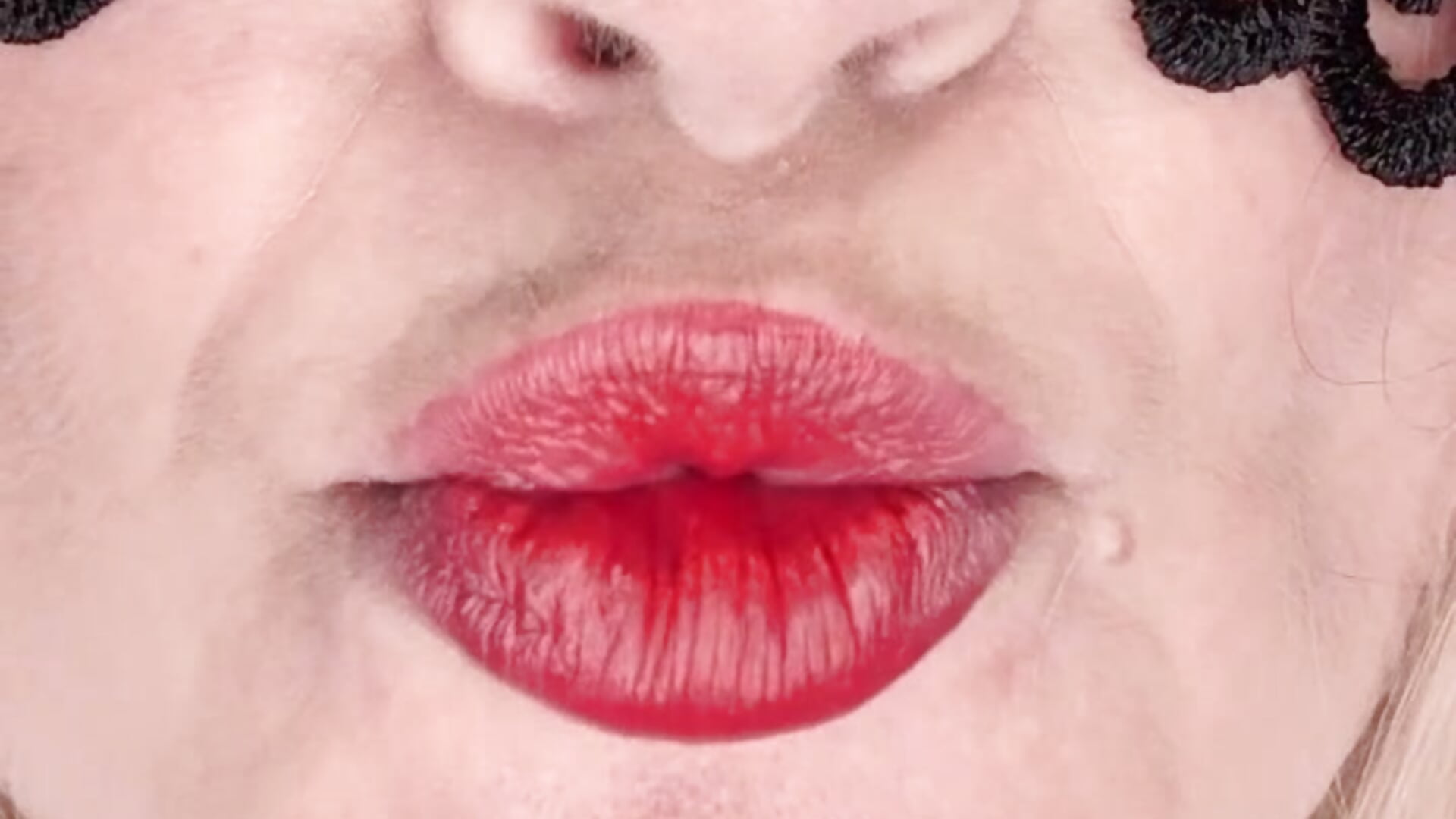 Licking lips 👄 - video by SuzieSub cam model