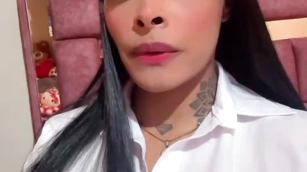 “You shouldn’t look at me like that… it tempts me.” - EmmaEbony_ 캠 모델의 동영상