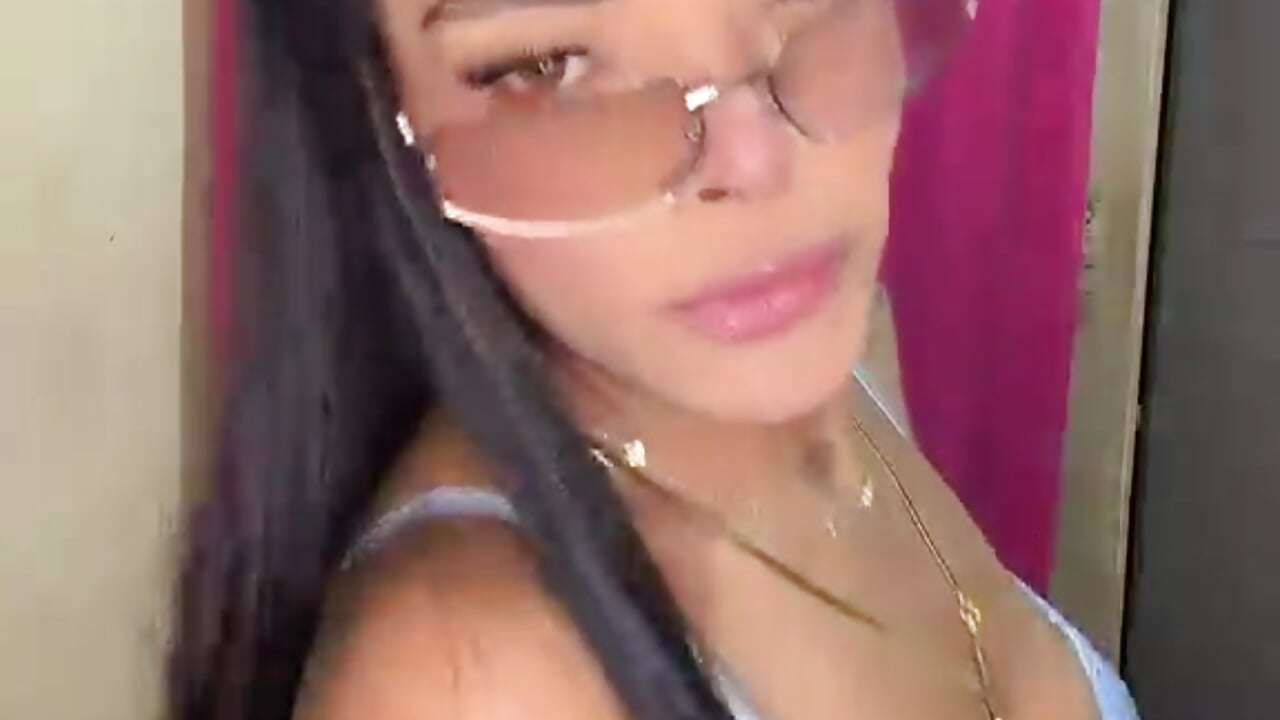 "I have a surprise that only you can discover." - vidéo du modèle de showcams EmmaEbony_