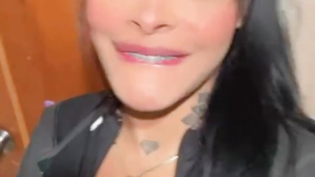 “You’re already under my spell… admit it 👑🔥” - EmmaEbony_ 캠 모델의 동영상