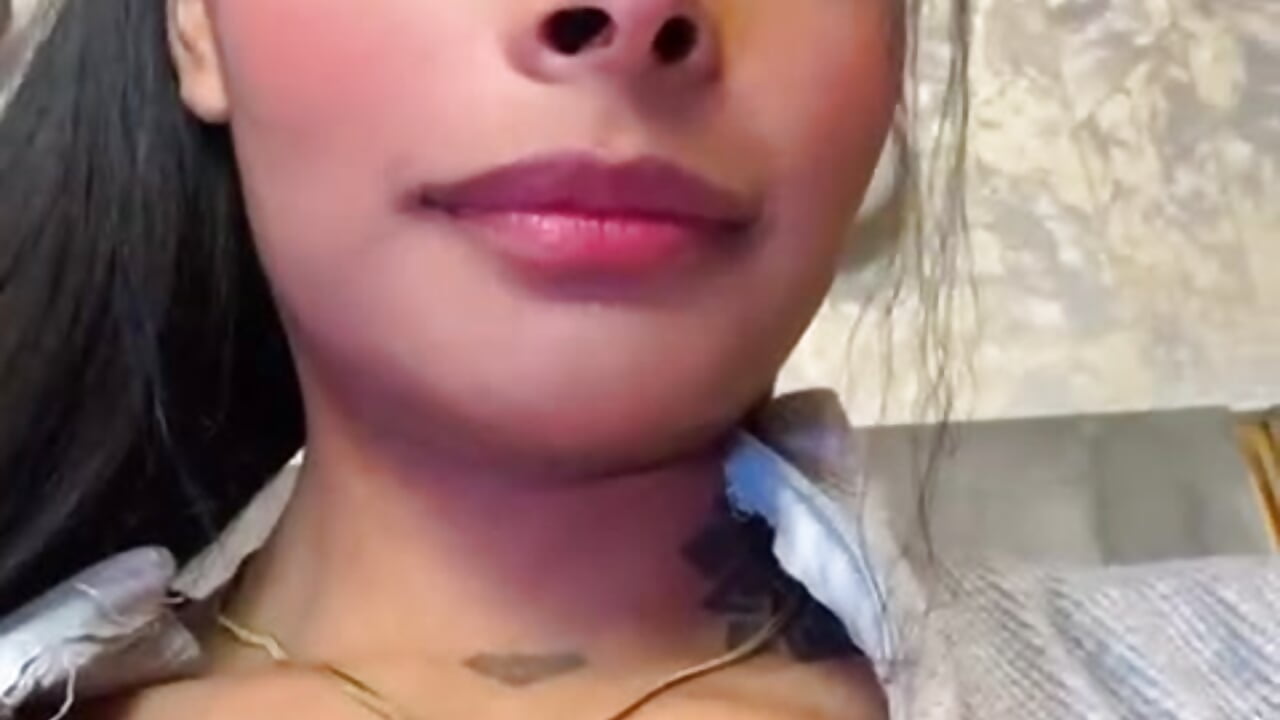 “I like when your eyes follow my moves 🔥” – video modela na kameri EmmaEbony_